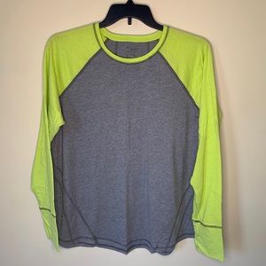 Women’s plus size activewear top
